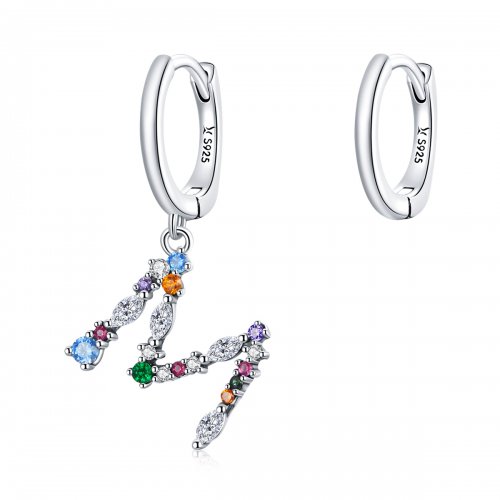 Pendientes colgantes estilo Pandora con letra M colorida plateada - SCE1031