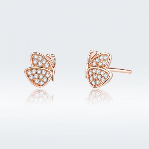Estos aretes de estilo Pandora en color oro rosa tienen forma de mariposa -