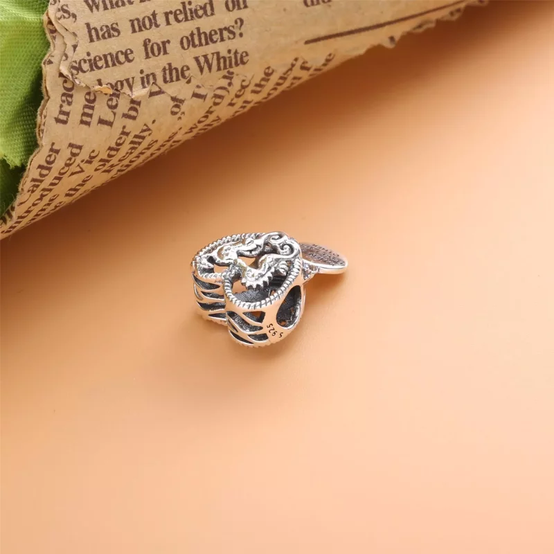 (imagen para) Amuleto de corazón con caballitos de mar abiertos de PANDORA - 798949C00 - Ver 3