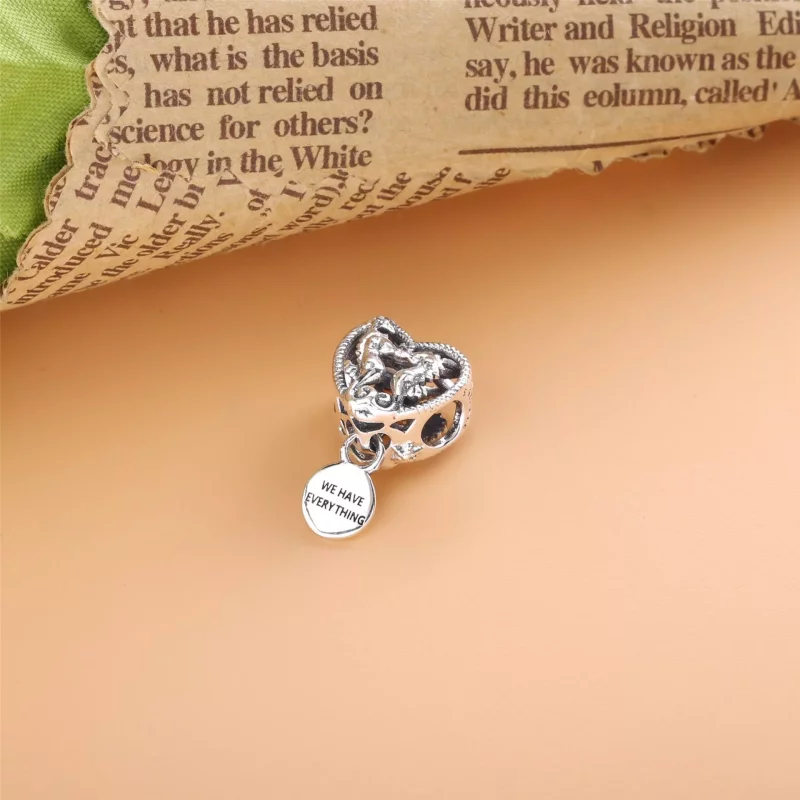(imagen para) Amuleto de corazón con caballitos de mar abiertos de PANDORA - 798949C00 - Ver 4