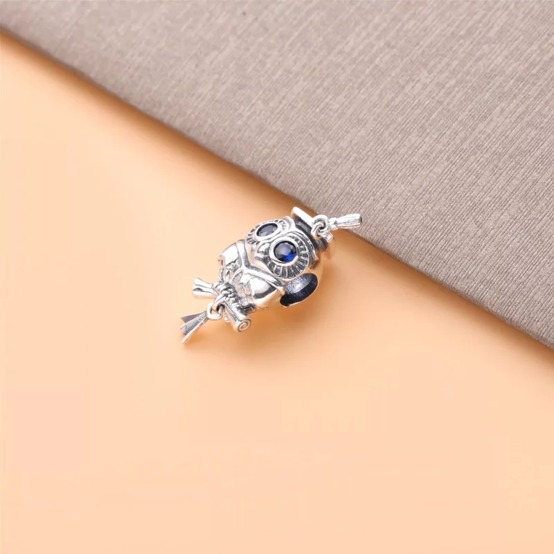 (imagen para) Amuleto de graduación PANDORA Wise Owl - 798907C01 - Ver 3