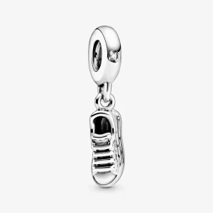 (imagen para) Charm colgante de zapato deportivo PANDORA - 798802C01