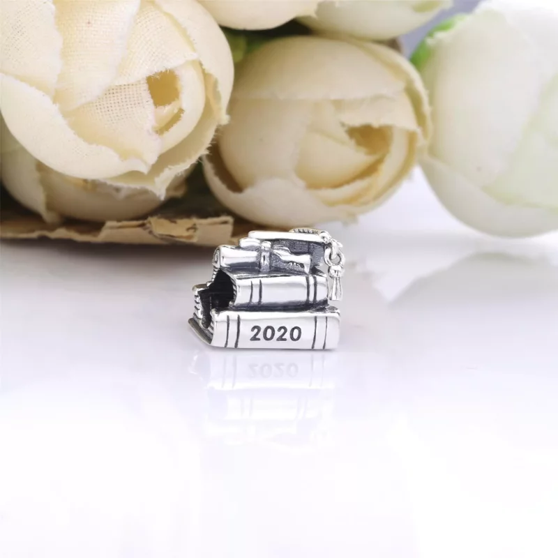 (imagen para) Encanto de Libros de Graduación PANDORA 2020 - 798910C00 - Ver 2