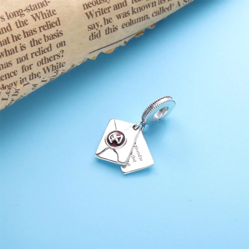 (imagen para) PANDORA Harry Potter, Encanto Colgante de Carta de Aceptación de Hogwarts - 7991 - Ver 3