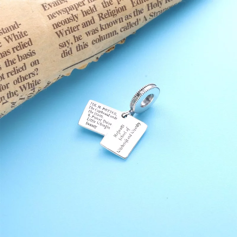 (imagen para) PANDORA Harry Potter, Encanto Colgante de Carta de Aceptación de Hogwarts - 7991 - Ver 4
