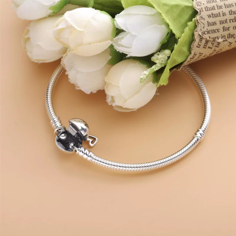 (imagen para) Pandora Moments Pulsera de cadena de serpiente con cierre de corazón a mano alza - Ver 2