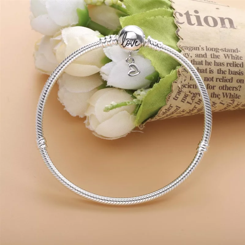 (imagen para) Pandora Moments Pulsera de cadena de serpiente con cierre de corazón a mano alza - Ver 4
