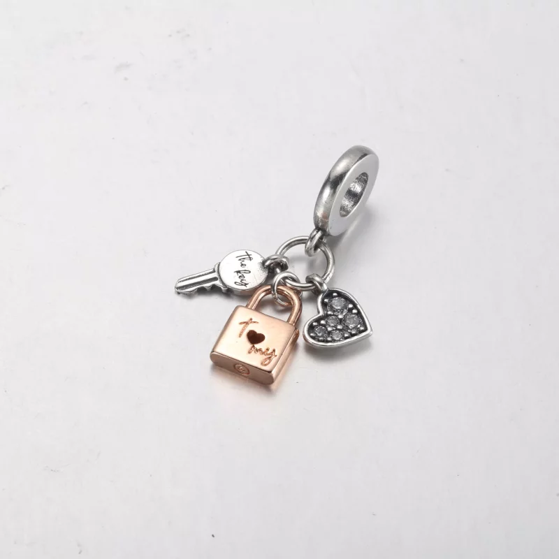 (imagen para) Llavero de PANDORA en dos tonos con colgantes de candado, llave y corazón - 7825 - Ver 2