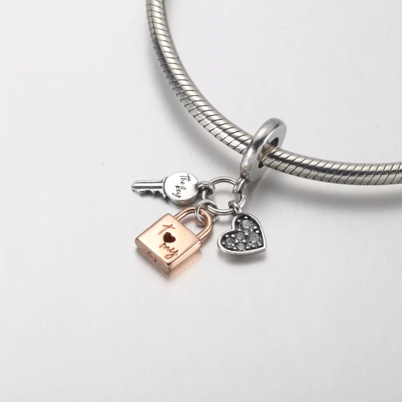 (imagen para) Llavero de PANDORA en dos tonos con colgantes de candado, llave y corazón - 7825 - Ver 4