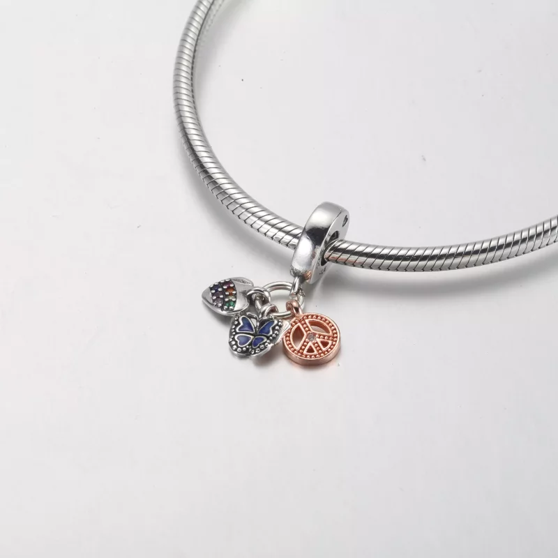 (imagen para) PANDORA Charm Colgante Triple Arcoíris en Dos Tonos, Mariposa y Paz - 782572C01 - Ver 4