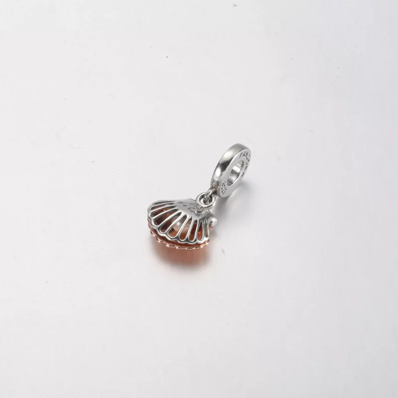 (imagen para) Pandora Club 2023 Colgante con Concha de Mar y Perla de Agua Dulce Tratada - 782 - Ver 3