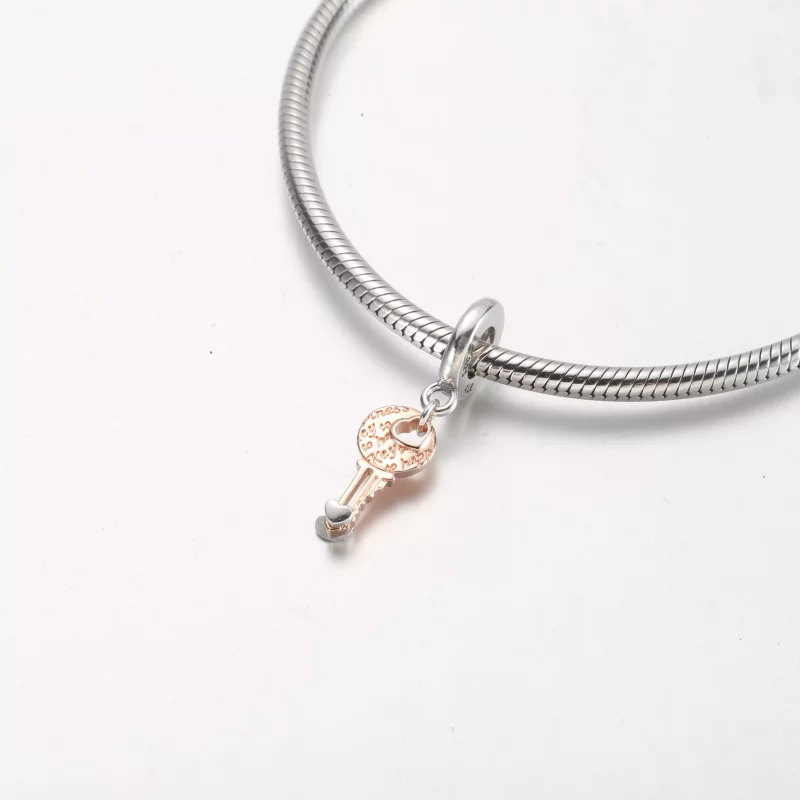 (imagen para) PANDORA Llavero de dos tonos y Abalorio Colgante de Corazón Deslizante - 782510C - Ver 4