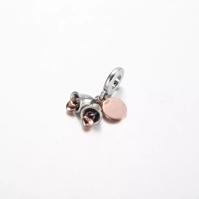 (imagen para) Charm colgante de doble campana de boda en dos tonos de Pandora - 782592C01 - Ver 3