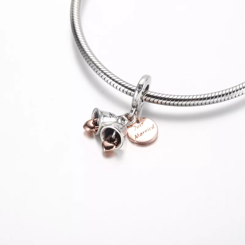 (imagen para) Charm colgante de doble campana de boda en dos tonos de Pandora - 782592C01 - Ver 4