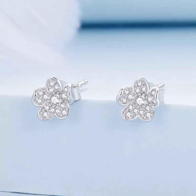 (imagen para) Estos aretes de estilo Pandora están incrustados con diamantes y tienen forma de - Ver 2