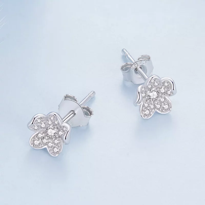 (imagen para) Estos aretes de estilo Pandora están incrustados con diamantes y tienen forma de - Ver 3