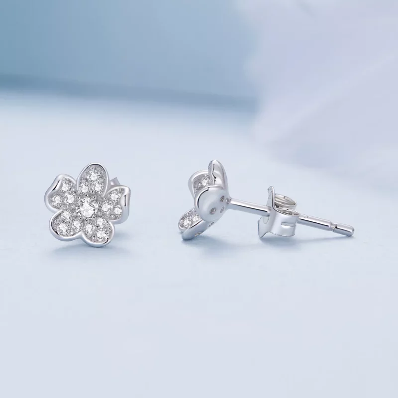 (imagen para) Estos aretes de estilo Pandora están incrustados con diamantes y tienen forma de - Ver 4