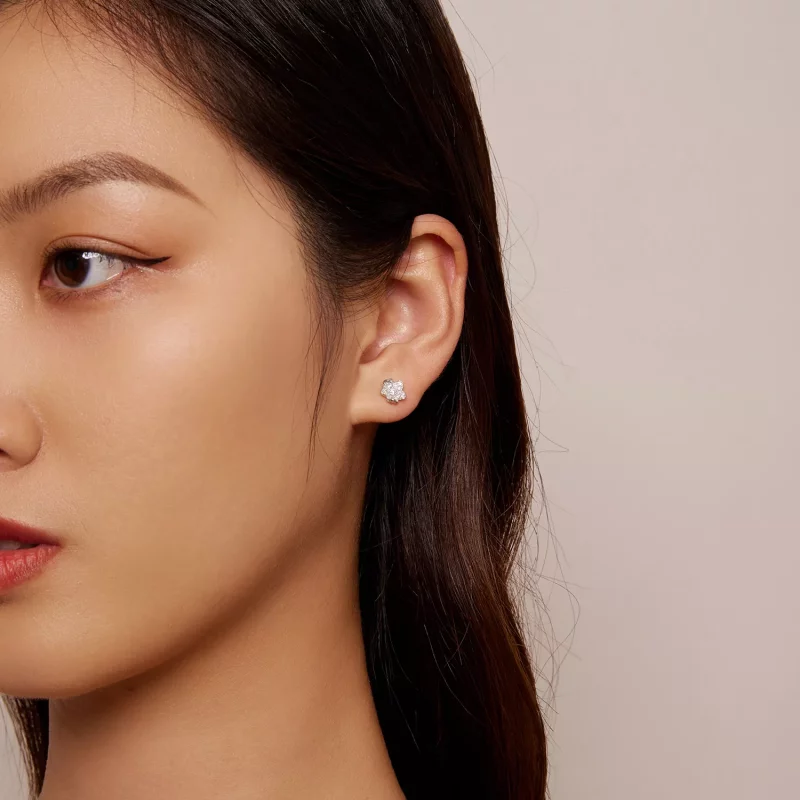 (imagen para) Estos aretes de estilo Pandora están incrustados con diamantes y tienen forma de - Ver 5