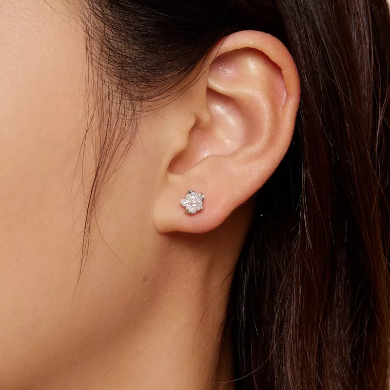 (imagen para) Estos aretes de estilo Pandora están incrustados con diamantes y tienen forma de - Ver 6