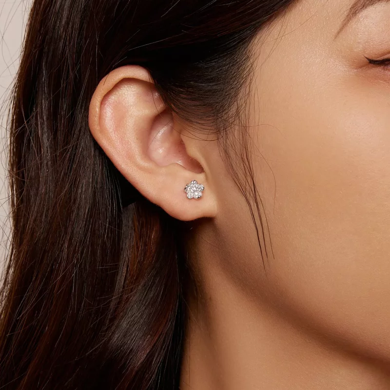 (imagen para) Estos aretes de estilo Pandora están incrustados con diamantes y tienen forma de - Ver 7
