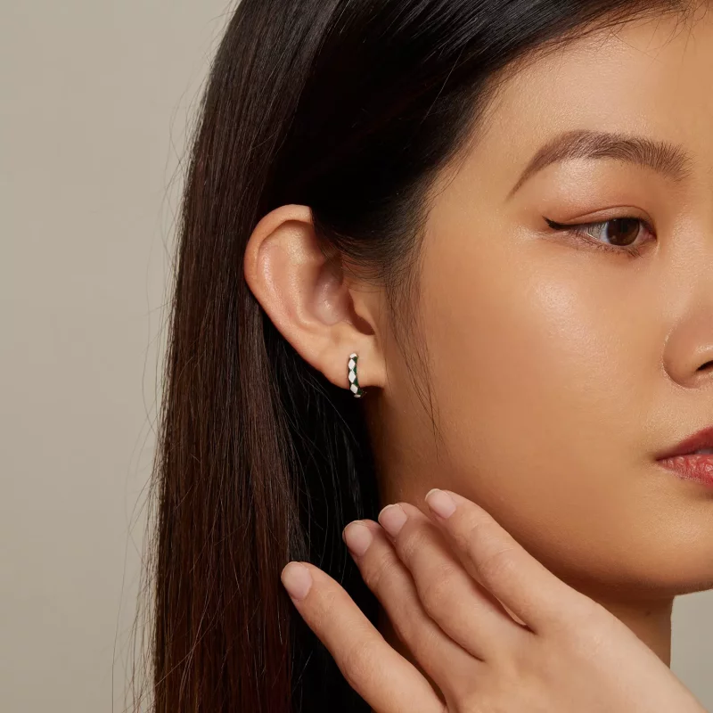 (imagen para) Pendientes de Aro con patrón de diamantes verdes y blancos estilo Pandora - SCE1 - Ver 7