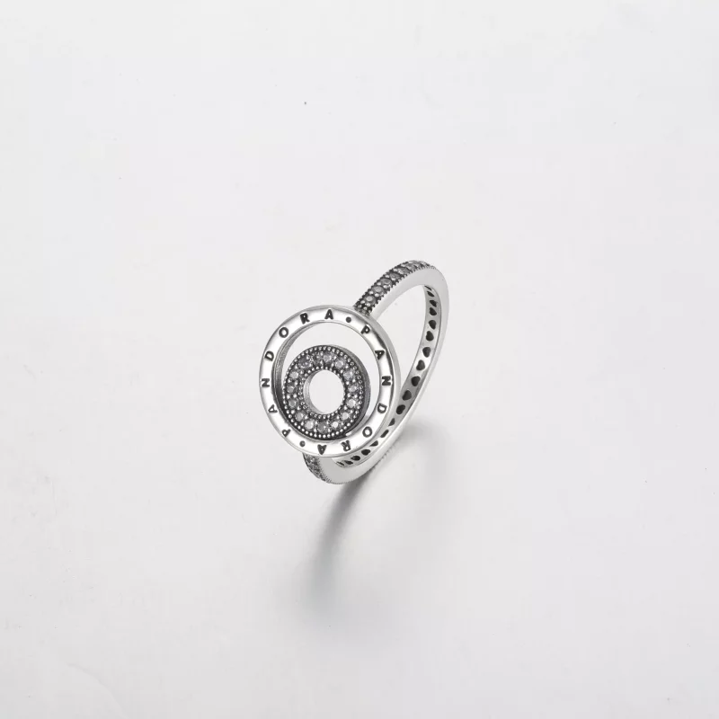 (imagen para) Anillo con círculos pavé y logotipo exclusivo de Pandora - 192316C01 - Ver 2
