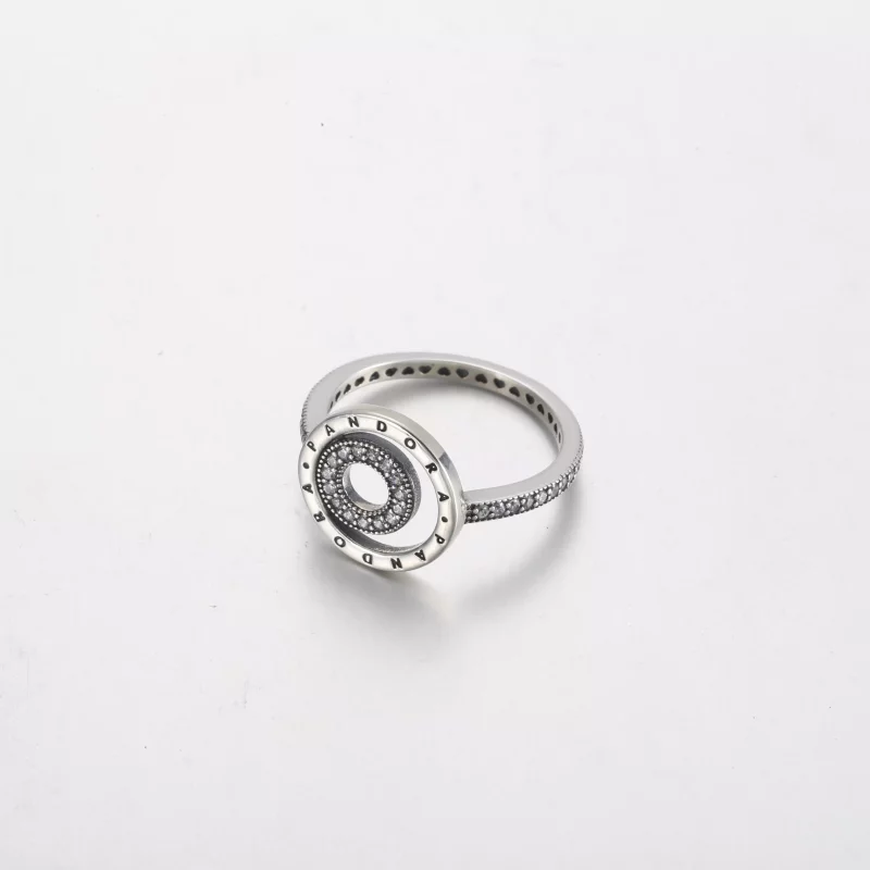 (imagen para) Anillo con círculos pavé y logotipo exclusivo de Pandora - 192316C01 - Ver 3
