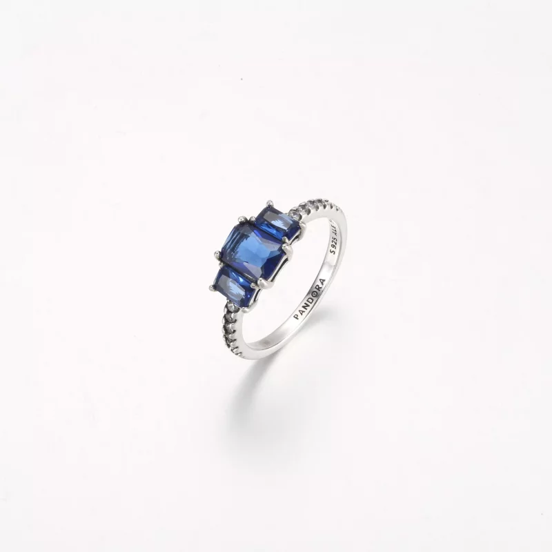 (imagen para) Anillo rectangular de tres piedras brillantes de Pandora en color azul - 192389C - Ver 2