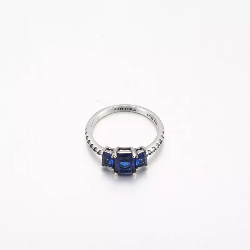 (imagen para) Anillo rectangular de tres piedras brillantes de Pandora en color azul - 192389C - Ver 3