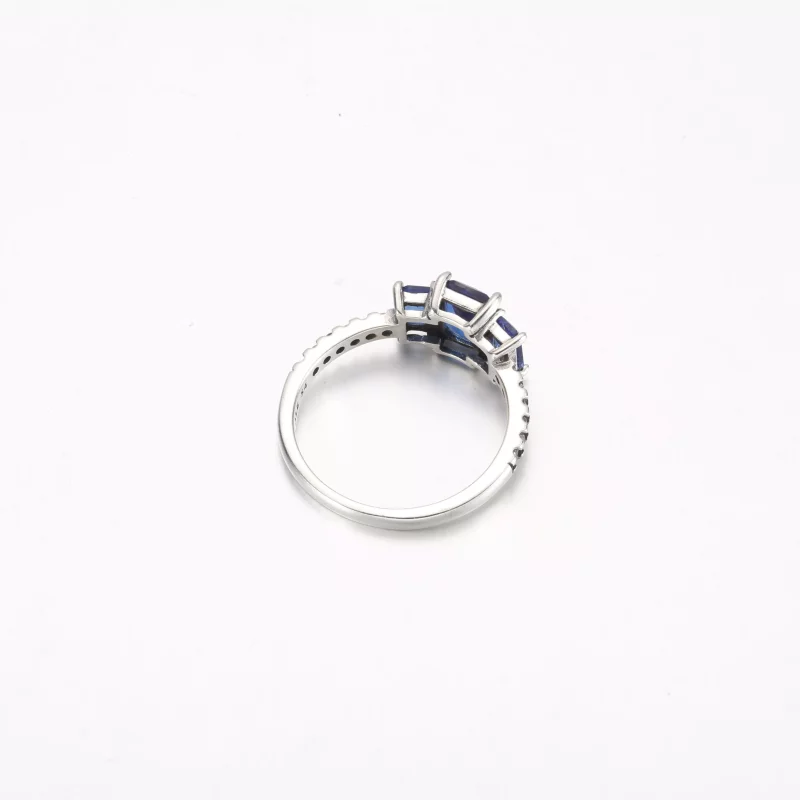 (imagen para) Anillo rectangular de tres piedras brillantes de Pandora en color azul - 192389C - Ver 4