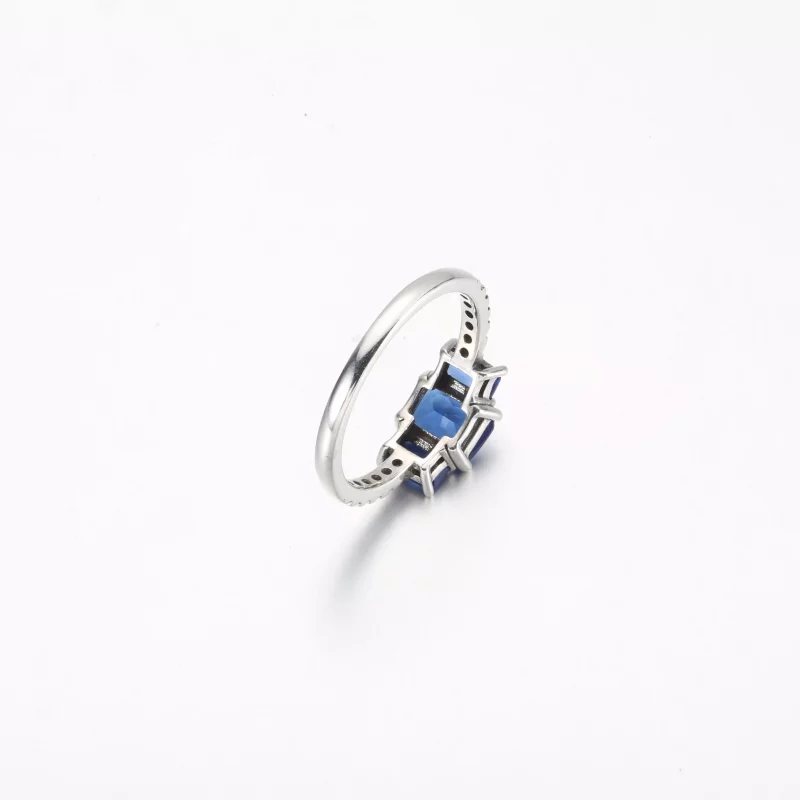 (imagen para) Anillo rectangular de tres piedras brillantes de Pandora en color azul - 192389C - Ver 5
