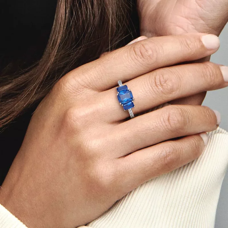 (imagen para) Anillo rectangular de tres piedras brillantes de Pandora en color azul - 192389C - Ver 8