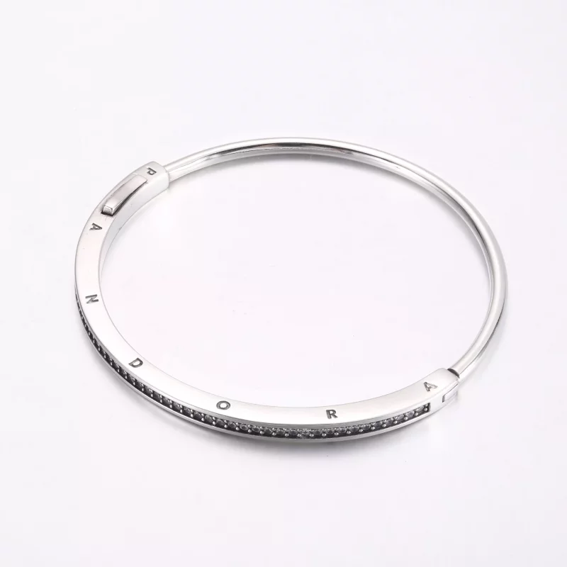 (imagen para) Brazalete con pavé y firma de identificación de Pandora - 592313C01 - Ver 2