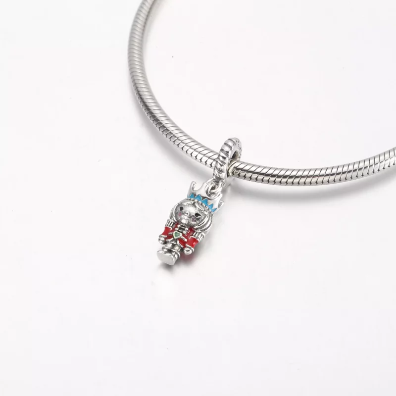 (imagen para) Charm colgante Cascanueces festivo de Pandora 2022 - 792331C01 - Ver 4