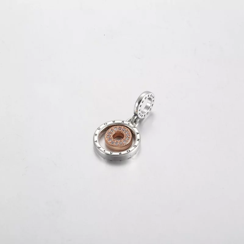 (imagen para) Charm colgante con círculos y logotipo de Pandora en dos tonos - 782287C01 - Ver 2
