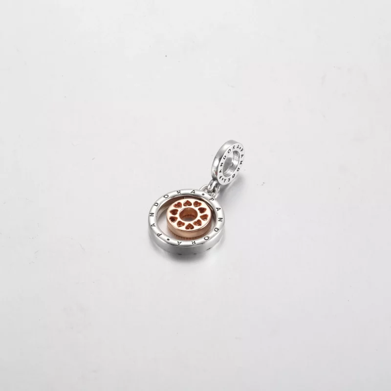(imagen para) Charm colgante con círculos y logotipo de Pandora en dos tonos - 782287C01 - Ver 3
