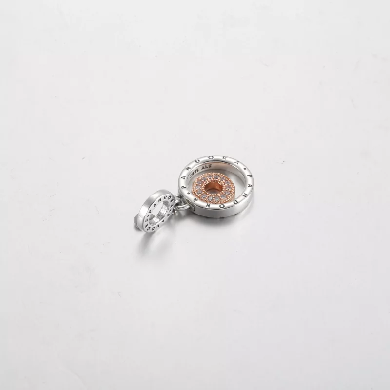 (imagen para) Charm colgante con círculos y logotipo de Pandora en dos tonos - 782287C01 - Ver 4
