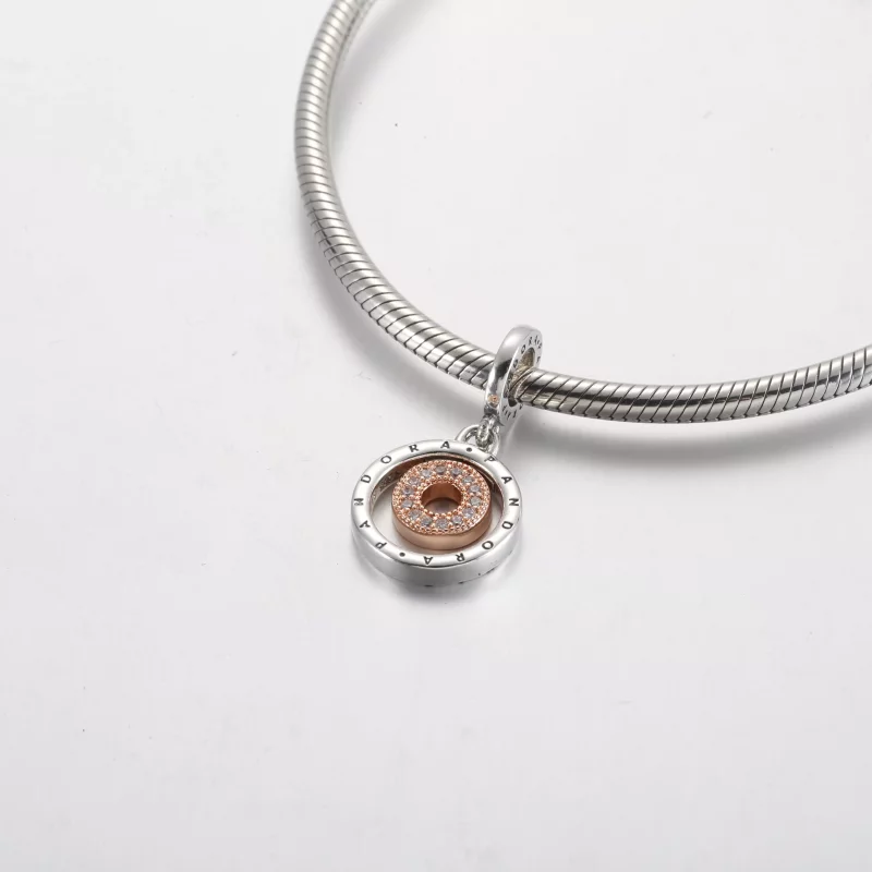 (imagen para) Charm colgante con círculos y logotipo de Pandora en dos tonos - 782287C01 - Ver 5