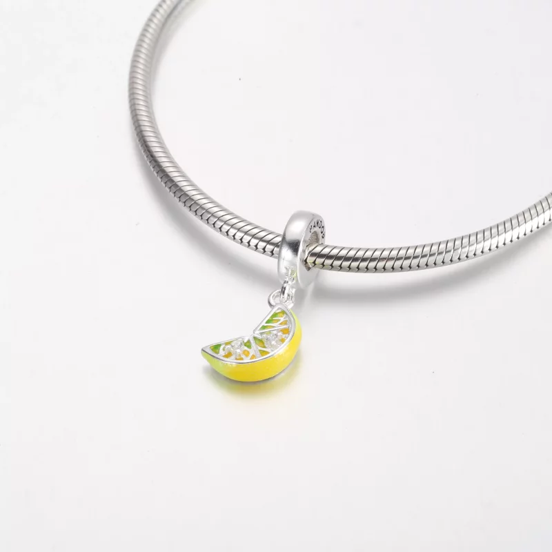 (imagen para) Charm colgante con forma de rodaja de limón y fruta brillante de Pandora - 79169 - Ver 4