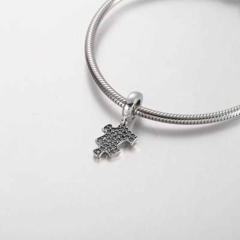 (imagen para) Charm colgante con pieza de rompecabezas brillante de Pandora - 792241C01 - Ver 4