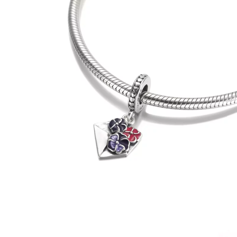 (imagen para) Charm colgante de sobre con flor de pensamiento PANDORA - 790787C01 - Ver 4