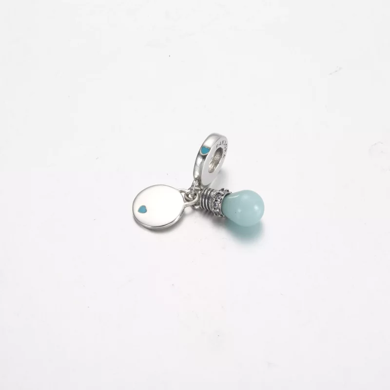 (imagen para) Charm colgante doble con bombilla que brilla en la oscuridad de Pandora - 791123 - Ver 3