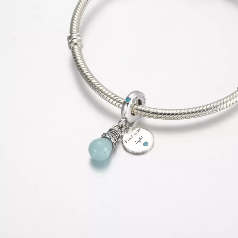 (imagen para) Charm colgante doble con bombilla que brilla en la oscuridad de Pandora - 791123 - Ver 4