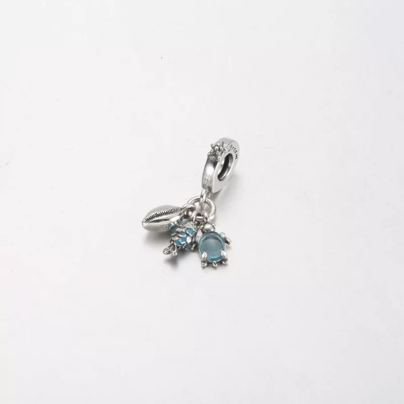 (imagen para) Charm colgante triple de pez, tortuga marina y caracola de Pandora - 791697C01 - Ver 2