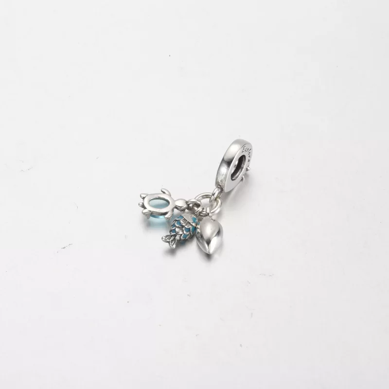 (imagen para) Charm colgante triple de pez, tortuga marina y caracola de Pandora - 791697C01 - Ver 3