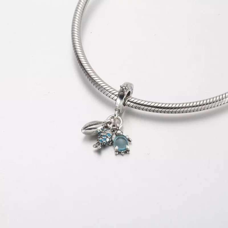 (imagen para) Charm colgante triple de pez, tortuga marina y caracola de Pandora - 791697C01 - Ver 4