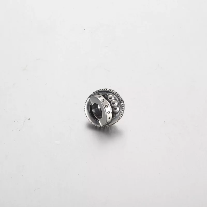 (imagen para) Charm con logotipo de Pandora, pavé y cuentas - 792317C01 - Ver 3