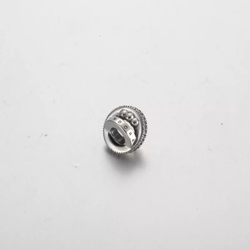(imagen para) Charm con logotipo de Pandora, pavé y cuentas - 792317C01 - Ver 4