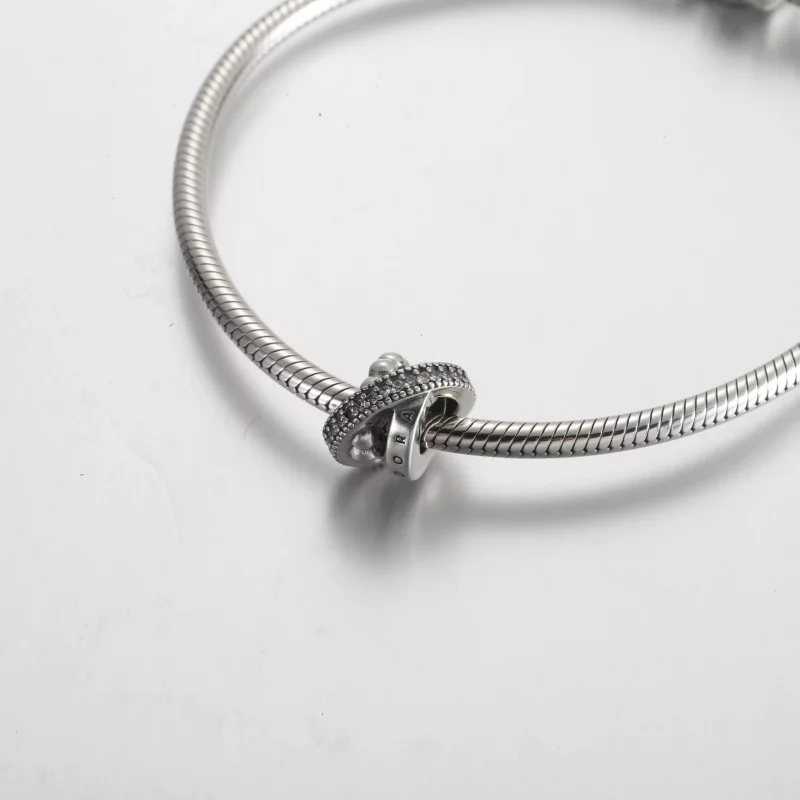 (imagen para) Charm con logotipo de Pandora, pavé y cuentas - 792317C01 - Ver 5