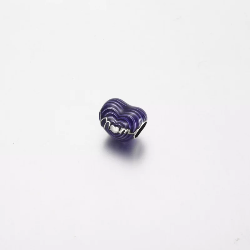 (imagen para) Charm de corazón con la palabra "Mamá radiante de amor" de Pandora - 791160C01 - Ver 2